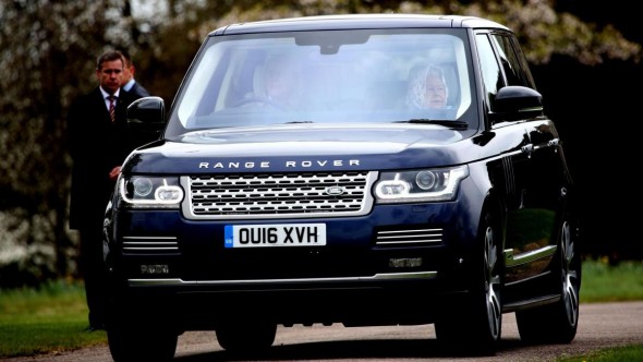 Range Rover-ul reginei Elisabeta a fost scos la vânzare. Cât costă mașina